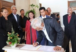 Xanana asina lista prezensa bainaka Palacio Presidensial, Aitarak Laran, Dili. Foto INDEPENDENTE