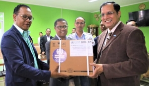 Organizasaun Mundial Saúde (OMS) iha Timor-Leste entrega pakote ai-moruk item 121 emerjénsia ba Ministériu Saúde (MS) hodi responde ba jestaun moras sarampu grave. Foto:INDEPENDENTE.
