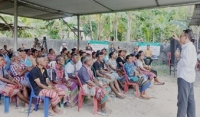 Prezidente INCSIDA, Daniel Marçal, fahe informasaun kona-ba HIV/SIDA ba komunidade sira iha aldeia Noafafo, Suku Cunha, Sub-Rejiaun Pante Makasar, RAEOA, Segunda (11/05). FOTO: INDEPENDENTE/Ivonia Varela