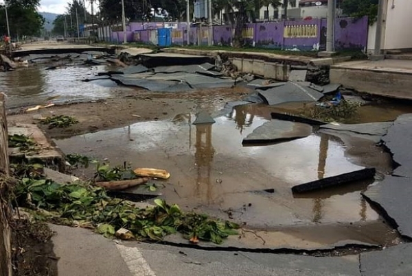 Inundasaun boot estraga estrada iha tasi ibun, Palapaco Dili. 