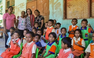 Xefe Casa Civil, Jesuína Maria Ferreira Gomes foto hamutuk ho Fundadora, profesora no mos estudante pre-eskolar Bermeta Haburas Likisa, hafoin remata distribui fos ba eskola refere. Foto:Media Gabinete PR.