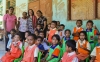 Xefe Casa Civil, Jesuína Maria Ferreira Gomes foto hamutuk ho Fundadora, profesora no mos estudante pre-eskolar Bermeta Haburas Likisa, hafoin remata distribui fos ba eskola refere. Foto:Media Gabinete PR.