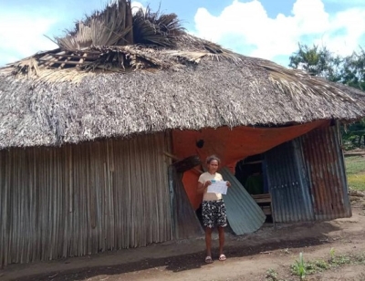 Inan feton ida kaer hela eleitoral no fixa familia hamriik hela iha uma ne’ebé hetan estragus husi dezastre naturais. Foto:INDEPENDENTE.