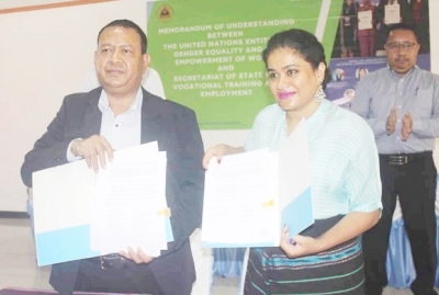 Sekretariu Estadu Formasaun Profisional no Empregu, Rogerio Araujo Mendonça, ho Xefe Gabinete UN Women Timor-Leste, Amy Nishtha Satyam, asina nota entendimentu hodi hakbi&#039;it feto iha formasaun profisional sira, iha salaun SEFOPE, Kaikoli, Tersa (26/11). FOTO: INDEPEPENTE/Agustino Gama.