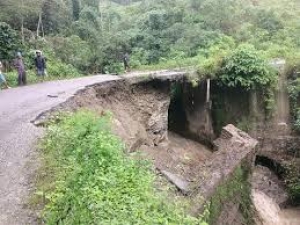 Estrada iha Munisipiu Ermera Kotu. Foto:Kontribuente.