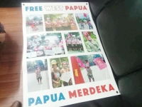 Autoridade seguransa Timor-Leste asegura sidadaun Australia ida ho inisial LH ne’ebé imprime poster no spanduk solidariedade ba Papua, iha Gricenfor, Dili, Kinta (29/08). FOTO: kontribuente.