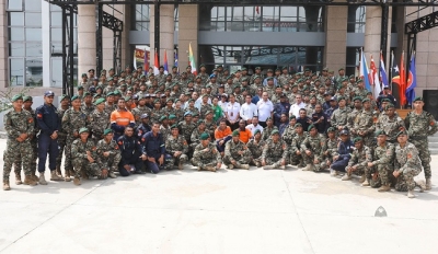 Ekipa konjunta Timor-Leste na’in 150 neebe atu aranka ba Republika Filipina foto hamutuk ho Ministru Defeza ho Xefe Estadu Maior Jeneral F-FDTL, Tenente Jeneral Domingos Raul Falur Rate Raek iha Kuartel Fatuhada,Dili, (11/11). Foto:Media Gabinete MD