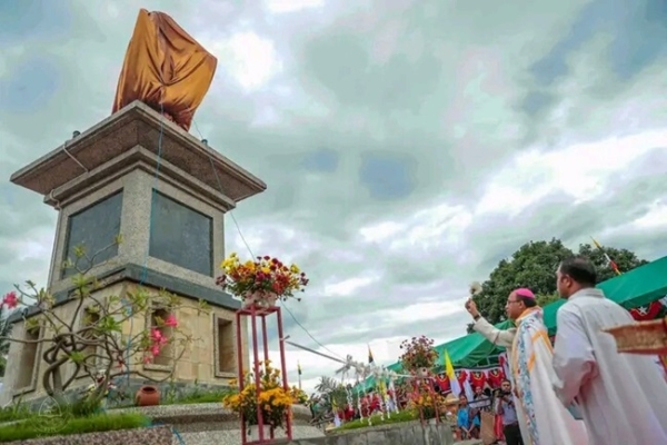 Bispo Dioseze Baukau hamutuk ho Monseñor Marco Sprizzi halo leitura da rekonsiliasaun hodi fó bensa ba monomentu sira hanesan, Monumentu Arautus  Evangellu, Monumentu Paz no Rekonsiliasaun ne&#039;ebé harii iha Munisípiu Manatuto iha tinan 2017. Foto:INDEPENDENTE.