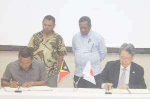 Embaixadór Japaun iha Timor-leste, Tetsuya Kymura ho Diretór Ezekutivu ONG Alfa Star, Albertino Emilio Franze, akompaña husi Ministru Obras Públika, Samuel Marcal, no Prezidente Autoridade Munisipiu Ermera, José Martins dos Santos Soares, ba projetu bee-moos ne’ebé sei implementa iha Ermera, iha salaun Embaixada Japaun, Praia dos Coqueiros, Dili, Tersa (03/12). FOTO: INDEPENDENTE/Agustino Gama.