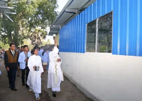 Estudante husi Universidade Nacionál Timor Lorosae (UNTL) Fakuldade Enjeñaria Siensia Teknolojia Departamentu Mekánika hamutuk ho Amo inaugura Kapela foun no entrega ba komunidade Munisipiu Lautem, Suku Serelau, Aldeia Buihomau. Foto: INDEPENDENTE/Januário.