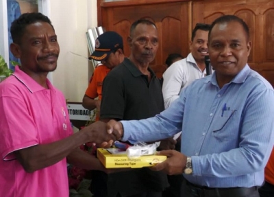 Reprezentante Prezidente Autoridade Munisípiu Dili entrega Matéria Rekooperasaun ba Vítima Dezastre Naturais, Foto/ INDEPENDENTE