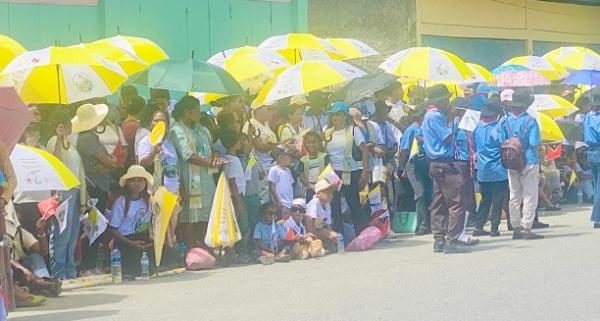 Labarik barak mak tur iha Rotunda Nicolau Lobato Komoro hodi hein Sua Santidade Papa Francisco mai Timor-Leste. (09/09/24). Foto:INDEPENDENTE/Rufino.