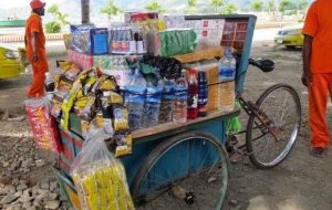 Vendedor ambulante (gerobak) iha kapital Dili.