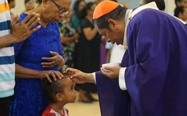 Inan ida lori nia oan ba Dom Virgílio Kardeál do Carmo da Silva, SDB, tau ahu-kdesan ba nia rento'os iha misa kuarta cinzas, iha Igreja Parókia Katedral Imaculada Conceição, Vila Verde, Díli, Kuarta ne’e (05/03). Foto: Media GPM.