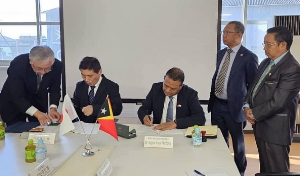 Sekretariu Estadu Formasaun Profesional no Empregu (SEFOPE), Rogerio Araujo Mendonça asina MoU ho Governu Japaun, iha Tokyo. Foto: Embaixador TL iha Tokyo.