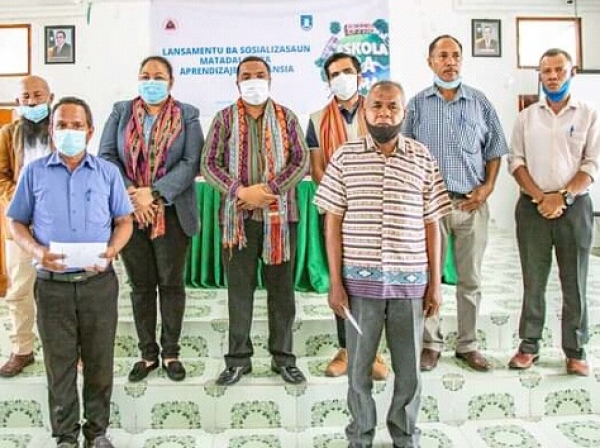 Vise-Ministru Edukasaun Juventudi no Desportu, Antonio Guterres hamutuk ho Reprezentantte UNICEF iha TL, Bilal Aurang Durani ho Diretores Nasional Edukasaun no mos ekipa sira, lansa Programa Eskola ba Uma iha Munisipiu Vikeke. Foto: Pajina MEJD.