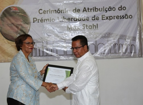 Prezidente Parlamentu Nasional, Anicetu Longuinhos Guterres Lopes, atribui Prémiu Liberdade Espresaun Max Stahl, ba Prezident Organizasaun Popular Mulher Timor, iha Parlamentu Nasional, sabado horseik (12/11). Foto:Media PN.