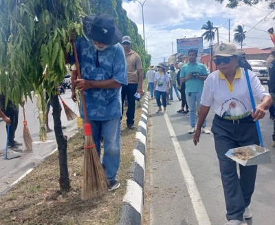 Primeiru Ministru, Kay Rala Xanana Gusmão, kaer aisar hodi dasa foer iha dalan protokolu husi Fatuhada to’o Mandarin, Dili, Domingu (08/09). FOTO: media MSSI.