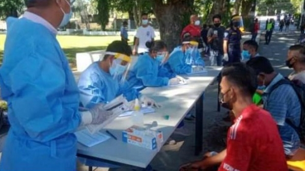 Teste Swab ba komunidade sira iha Polisia Akademia oin. Foto: Dok/Independente.