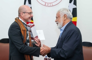 Reprezentante Santa-Sé iha Timor-Leste, Munsiñor Marco Sprizzi despede Primeiru Ministru Kay Rala Xanana Gusmão, molok fila ba Vatikanu, tanba nia misaun nu’udar Reprezenta Vatikanu iha Timor-Leste remata ona.Kinta (13/02/25). Foto: Media GPM.