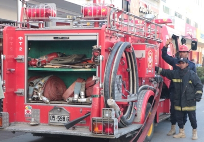 Sidadaun na&#039;in rua hamrik besik hela iha kareta Bombeiros ne&#039;ebe para hela, iha fatin publiku. Foto:Dok.