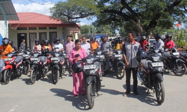 Sekretária Estadu ba Igualdade (SEI), entrega motorizada hamutuk 36 ba pontu fokál SEI husi postu administrativu 36 hodi mellora di’ak liután servisu iha nível suku no aldeia sira. Foto:Media Gabinete SEI.