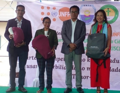 Reprezentante UNFPA foto hamutuk ho Ministru Ensinu Superior Siensia no Kultura, Vise-Reitor UNTL Dekana Husi Departementu Parreira UNTL  hafoin remata entrega ekipamentu Manequim iha UNTL Kaikoli Dili. Foto INDEPENDENTE/Ivónia.