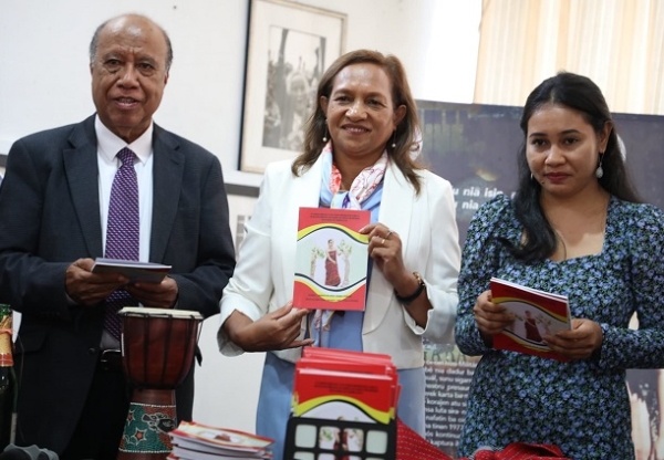  Ministra Edukasaun Dulce de Jesus Soares hamutuk ho Eis titular Rogeiru Lobato no mós Autora Rosalia de Jesus kaer hela livru  ho titulu “ O Conhesimento e um Fator Importante para desemvolvimentu em Timor-Leste ”ne’ebé lansa ona husi Miniteriu Edukasaun ho  Centru Nasional Chega, Institutu Públiku. Foto:Media ME.