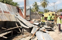 Ekipa Konjunta ne’ebé kompostu husi Sekretária Estadu Asuntu Toponimia no Organizasaun Urbana hamutuk ho Autoridade Munisipiu Dili hasai ona komunidade uma-kain tolu no negosiante barak sia ne’ebé ne’ebé durante ne’e hala’o negosiu iha espasu públiku, área Beto Barat, Suku Madohi, Postu Administrativu Dom Aleixo, Munisipiu Dili. Tersa (15/07/25). Foto:INDEPENDENTE.