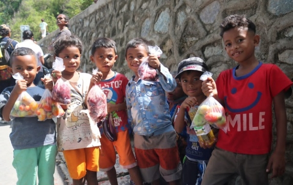 Labarik sira kaer hela produtu sesta bázika ne'ebé sira simu, iha Suku Balibar, Postu Administrativu Kristu Rei, Munisipiu Dili. Foto:Media Gab.MTCI.