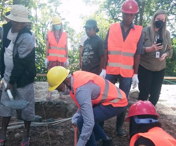 Diretor Jeral Dezenvolvimentu Rural, Rositu Guterres kaer kanuru suru hela masa ne&#039;ebe kahur ona atu halo uma kbiit laek iha likisa (04/06). Foto:media DJDR