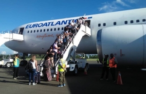 Sidadaun Portugal sae hela Aviaun EuroAtlantic, iha Aeroportu Internasional, Nikolau Lobato, Dili. Foto Jonio da Costa/INDEPENDENTE 