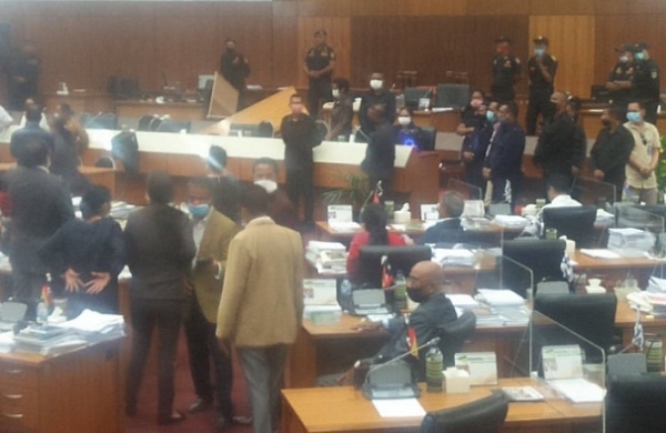 PNTL hamrik firme hoddi fo seguransa iha konflitu entre deputadu sira iha Parlamentu Nasional, tersa (19/5). Foto Jonio da Costa/INDEPENDENTE