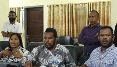 Profesor kontratadu tinan 2023, ezize ba Ministeriu Edukasaun atu rezolve sira nia estatutu. Edifisiu ME, Vila-Verde, Dili, (15/01/24). Foto:INDEPENDENTE.