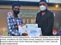 Presidente Konsellu Imprensa, Virgilio Guterres entrega premiu 'Maria Gorreti Joaquim' ba reprejentante Jornal Independente, jornalista Domingos Gomes, iha ambitu selebrasaun loron Centro Nacional Chega (CNC), iha salaun CNC, Balide Dili (28/10/2021). Foto Jonio da Costa/Independente.  