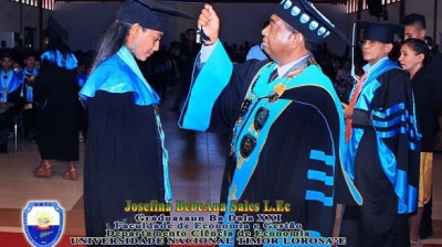 Reitor Universidade Nasionál Timor Lorosa’e (UNTL), Francisco Miguel Martins fo gradusaun ba estudante finalista nain ida, iha CCD