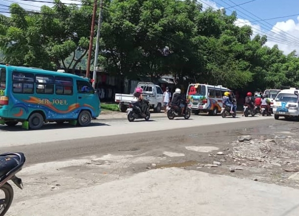 Karreta transporte publiku kontinua lai iha terminal Tasitolu. Foto Camilio de Sousa.