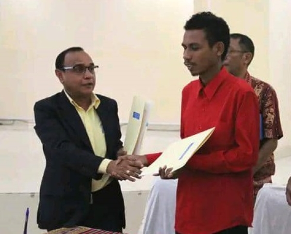   Ministériu Solidariedade Sosiál no Inkluzaun (MSSI) asina akordu ho Instituisaun Solidariedade Sosial (ISS) hamutuk 27, ne’ebé durante ne’e tau matan ba ema ho defisiénsia, vítima violénsia domestika, violénsia bazeia ba jéneru no mós vítima ba feto no labarik, hodi bele finansia no implementa sira nia programa no atividade. Foto:Media Gabineti MSSI.   Tinan Ne’e, MSSI Apoia Tokon $1.4 ba ISS 27 Husi: Ivonia Varela DILI:  Ministériu Solidariedade Sosiál no Inkluzaun (MSSI) fó apoiu dolar amerikanu tokon $1.4 ba Instituisaun Solidariedade Sosial (ISS) hamutuk 27, ne’ebé durante ne’e tau matan ba ema ho defisiénsia, vítima violénsia domestika, violénsia bazeia ba jéneru no mós vítima ba feto no labarik, hodi bele finansia no implementa sira nia programa no atividade.  Antes ne’e, ekipa MSSI hala’o ona avaliasaun ba servisus ne’ebé ISS sira halo no proposta ne’ebé sira submete ba ministériu liga ho sira nia programa no atividade inklui sira nia ezekusaun orsamentu.  Ho nune’e, bazeia ba avaliasaun, MSSI aprova hodi realiza asina akordu ho ISS, nune’e sira bele hetan apoiu orsamentu husi MSSI hodi finansia sira nia atividade.  Diretór Jerál Administrasaun Finansas MSSI, hanesan mós representa Ministra Solidariedade Sosiál no Inkluzaun, Rui Manuel Gago Exposto hateten, Governu fó apoiu orsamentu liu husi ISS ho objetivu atu tulun ema sira ne’ebé presiza fó apoiu.  Maibé husu mós ba instituisaun sira atu ezekuta orsamentu tuir regras sira ne’ebé existe ona, karik iha mudansa ruma husi proposta ne’ebé aprova ona, husu ba ISS atu informa ba MSSI antes ezekuta, atu nune’e ezekusaun orsamentu bele la’o di’ak nafatin. “MSSI hakarak fó apresiasaun ba servisu ISS sira nian ne’ebé fó ona apoiu ba benefisiáriu sira hodi rezolve problema sosiál sira ne’ebé komunidade enfrenta,”dehan nia hafoin selebra akordu ho ISS, iha Edifisiu MSSI, Kaikoli, segunda (19/06). Iha fatin hanesan, Diretór Jerál Solidariedade Sosiál no Inkluzaun, Florencio Pina Dias Gonzaga hateten, MSSI ho ISS hala’o asina akordu koperasaun atu bele implementa programa sira ne’ebé ligadu ho asuntu defisiénsia ninian, protesaun labarik vulneravél sira, atividade sentru komunitária no atendimentu ba vítima sira iha uma mahon. Ba tinan 2023, alokasaun orsamentu ba ISS hamutuk dolar amerikanu tokon $1.4, maibé liu husi prosesu avaliasaun no diskusaun naruk ho instituisaun sira, konsege ezekuta tokon $1.3 resin no balansu sei iha dolar amerikanu rihun $500 resin. "Alokasaun orsamentu ba Istituisaun hirak ne’e ninia total orsamentu sei la hanesan entre instituisaun ida ho instituisaun seluk, tanba depende ba sira ninia programa no atividades," dehan Diretor Jeral MSSI. 