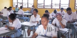 Estudante sira husi eskola Sekundaria Jeral  05 de Maio, tuir hela ezame nasional, iha loron 14 fulan-Outubru 2024. Foto:INDEPENDENTE.