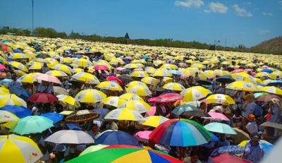 Ema rihun Hein ona Amu Papa Francisco iha Tasi Tolu, Tersa (10/09). FOTO: INDEPENDENTE/Mariano Mendonca.