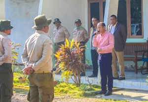 Sekretariu Estadu Floresta Fernandinho Vieira da Costa Orienta Guarda Floresta Sira Atu Halo Servisu ho Di&#039;ak. Foto: Media Gabinete SEF.