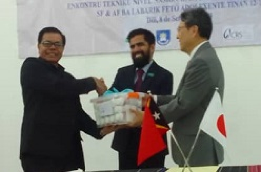 Governu Japaun liu husi ninia Embaixador iha Timor-Leste Entrega Suplementu Sulfat ferru no Asidu fóliku ba Ministeriu Saúde liu husi Vise-Ministru ba Fortalesimentu Instituisional Saude (VMFIS), José dos Reis Magno iha Sala Enkontru MS Palasiu da Cinzas, Kaikoli, sesta (08/09). Foto:INDEPENDENTE/Ivonia.