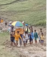 Komunidade sira hulan inan feton ida ho kondisaun gravida husi Suku Liaruka ba Sentru Saúde Postu Administrativu Ossú, Munisípiu Vikeke, tanba falta ambulánsia no kombustível. Foto:Media Sosial.