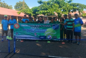 Federasaun Tenis Timor-Leste (FETTIL), liu husi programa Timor-Leste Kid’s Tennis (TLKT) halo promosaun Tennis Kampu nian ba eskola Ensinu Báziku Central Farol, Dili, (12/06/24). Foto:INDEPENDENTE/Ivonia.