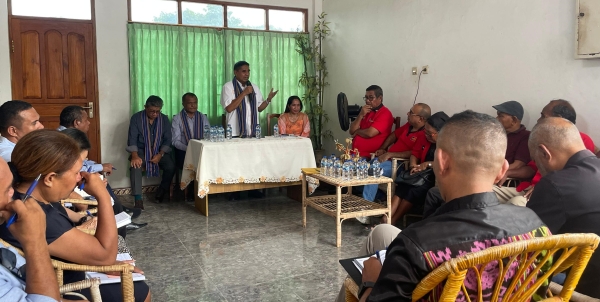 Prezidente Komisaun Nasionál ba Eleisaun, José Agustinho da Costa Belo Pereira sosializa regras Eleisaun munisipal no eleisaun Prezidensial ba Partidu Politikus, iha Manatuto. FOTO: Ivonia Varela//