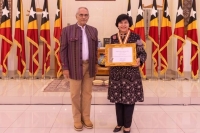 Professor Anwar was awarded the Collar of the Order of Timor-Leste by Timor-Leste President Jose Ramos-Horta  for her role as a key advisor to Indonesian President BJ Habibie in resolving the 24-year Timor-Leste conflict. Foto:Media PR.