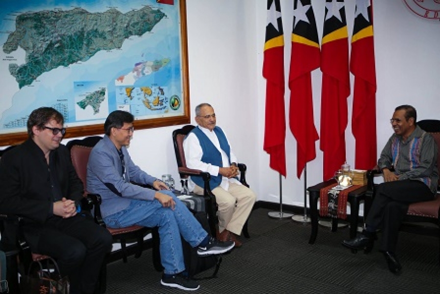 Eis PR Ramos Horta aprezenta Emprezáriu Honkong Ba Primeiru-Ministru Taur Matan Ruak. FOTO: GPM