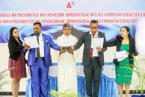 Prezidente Konsellu Administrasaun no Prezidente Komisaun Ezekutiva, Bee Timor-Leste, Empreza Publika (BTL,EP), Gustavo da Cruz (kuanan), no Vise Prezidente Konsellu Administrasaun no Konsellu Ezekutiva BTL,EP, José Filipe Ximenes Smith (karuk), lee juramentu iha serimonia posse, Tersa (29/10). FOTO: media BTL,EP.