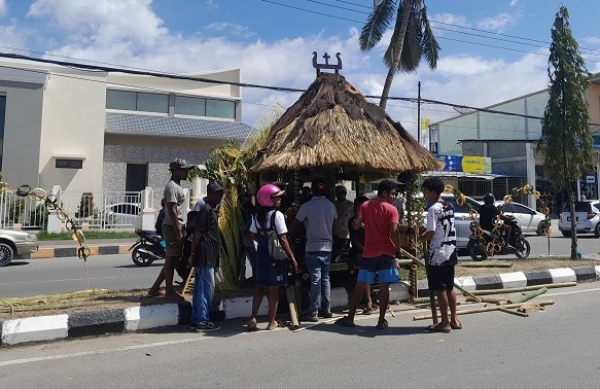 Sarani Sira Husi Munisípiu Dili no Ermera Kontinua Monta Arku iha Area Aimutin, Postu Administrativu Dom Aleixu, Dili, (08/09/24). Foto:INDEPENDENTE/Cesarina de Carvalho.