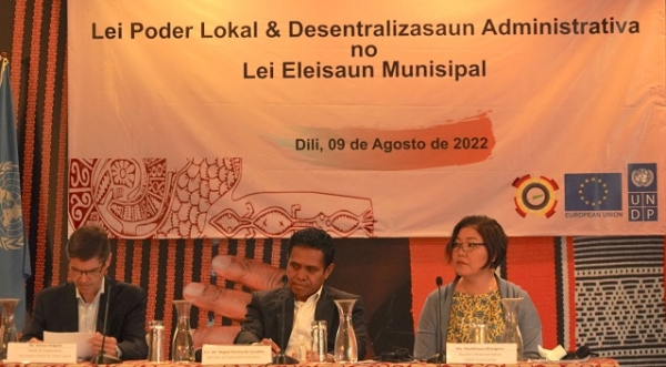 Governu liu husi Ministeriu Administrasaun Estatal (MAE) hamutuk ho United Nations Development Programme (UNDP), sosializa lei poder lokal no desentralizasaun administrativa ba Prezidente Autoridade no Administrador Munisipiu sira, inklui membru husi Grupu Tekniku Inter-Ministerial (GTIM). Foto:Media UNDP.